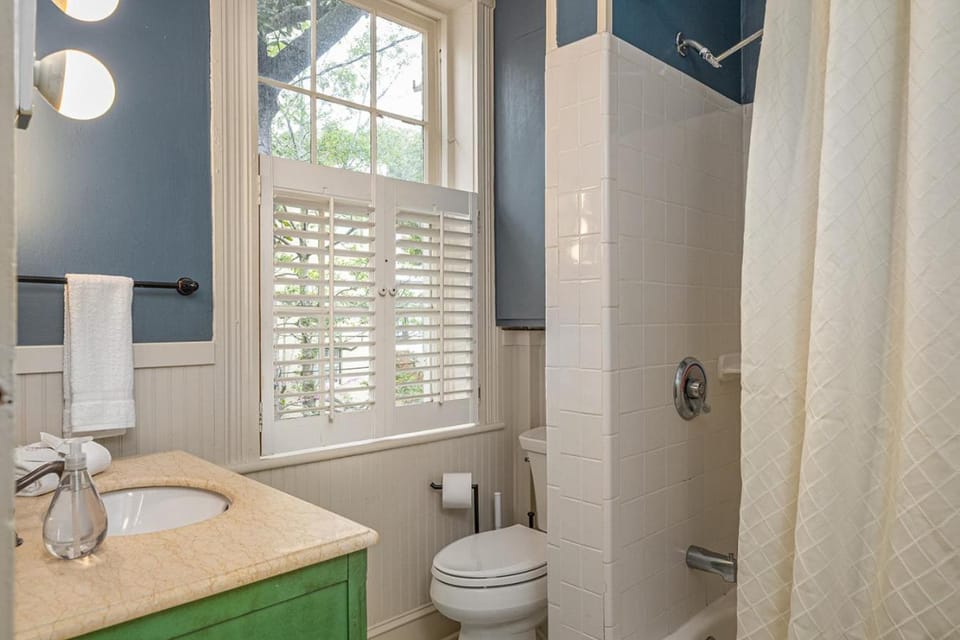 Hawkins House - Historic Savannah Stay near Forsyth Park with Designer Interiors and Heated Pool House in Savannah