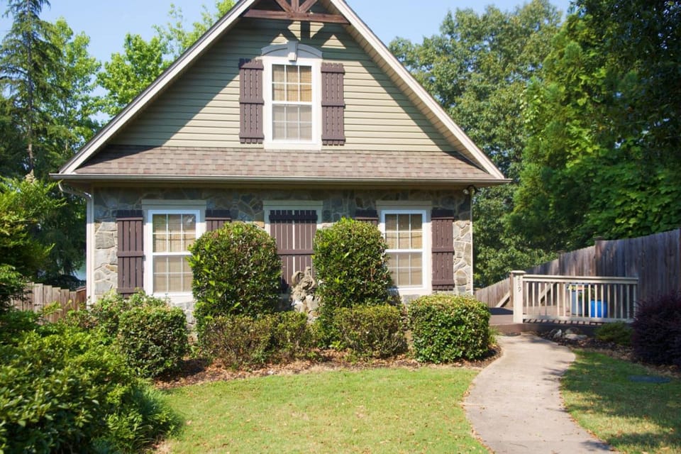 Gorgeous Lake House with Stunning Sunset Views House in Greer