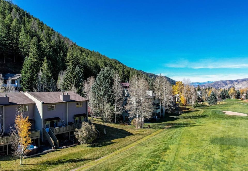 EagleVail Getaway -Ski Golf and Relax in Hot Tub House in Eagle County