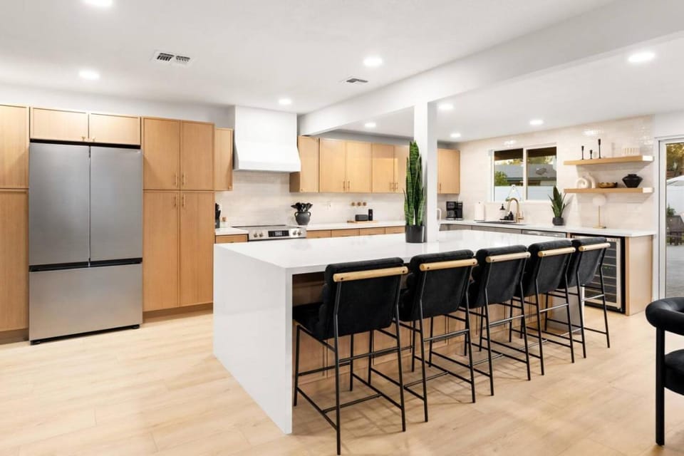 Dining area, dishwasher, minibar, oven, pet friendly, stove