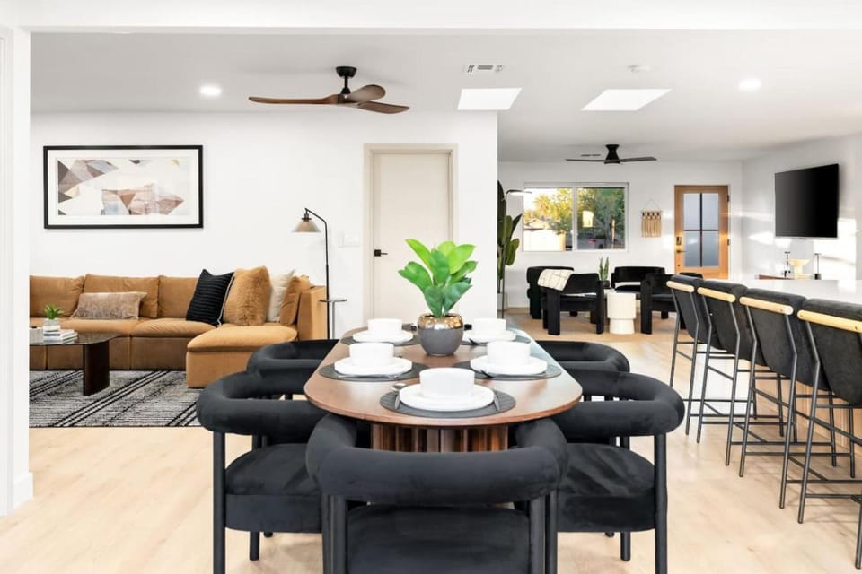 Communal lounge/ TV room, TV and multimedia, Living room, Seating area, Dining area, Evening entertainment