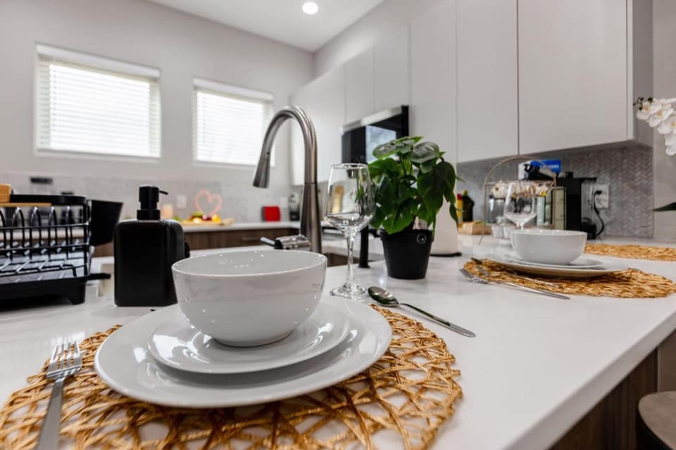 The Quartz 2BD Townhouse in the heart of FW House in Fort Worth