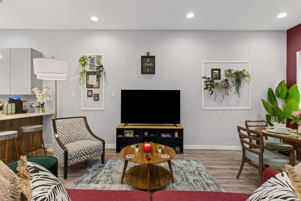 The Quartz 2BD Townhouse in the heart of FW House in Fort Worth