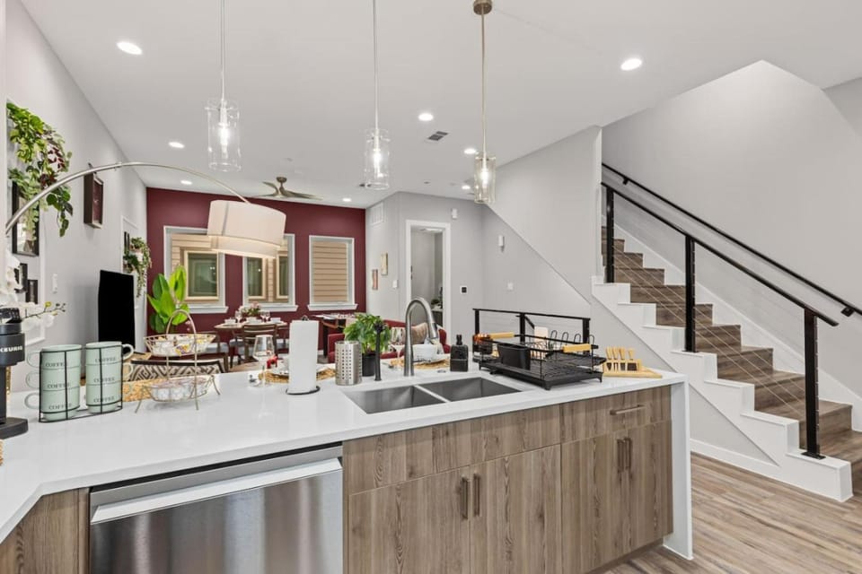 The Quartz 2BD Townhouse in the heart of FW House in Fort Worth