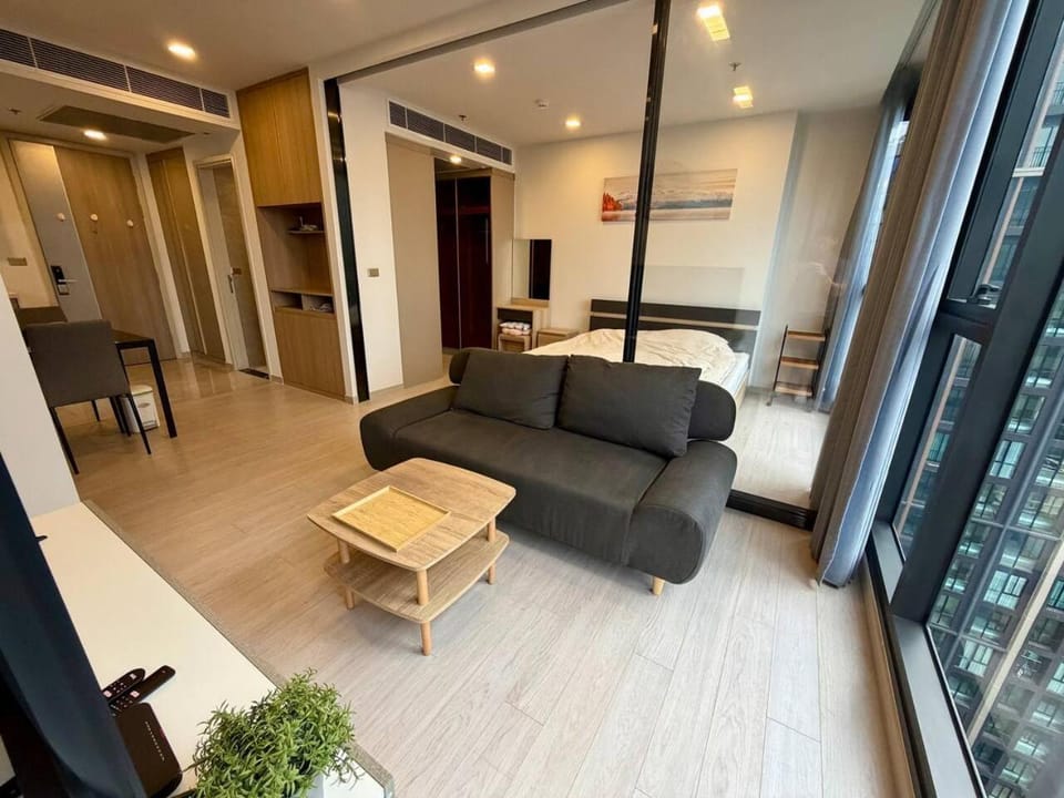 Bed, Living room, Photo of the whole room, Seating area, Bedroom