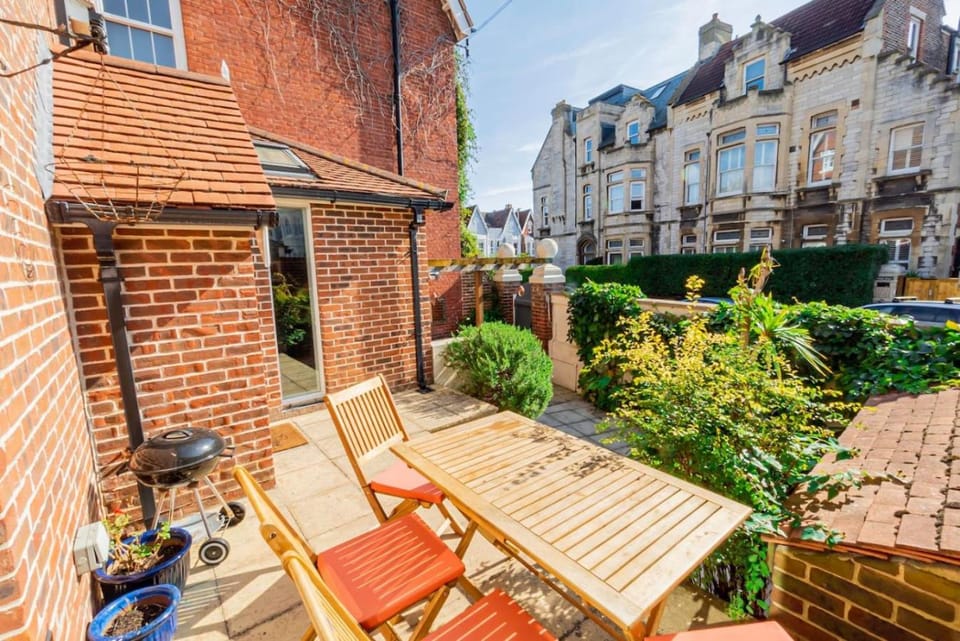 Air Maison - The Coach House - 4 BR with Cinema Room House in Portsmouth
