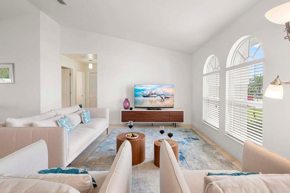 Allure Luxury Rental in Walking Distance to Cape Coral Yacht Club House in Cape Coral