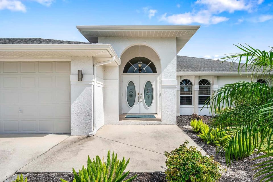 Allure Luxury Rental in Walking Distance to Cape Coral Yacht Club House in Cape Coral
