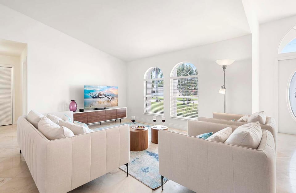 Allure Luxury Rental in Walking Distance to Cape Coral Yacht Club House in Cape Coral