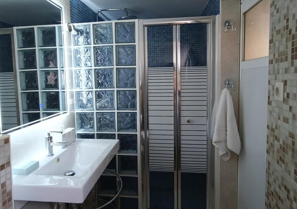 Shower, Bathroom, towels