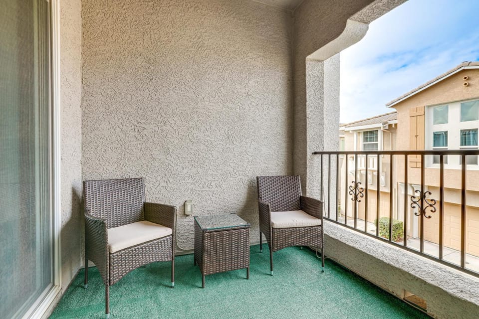 Extended-Stay Ready! Elk Grove Unit with Pool Access House in Elk Grove