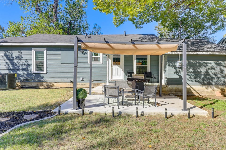 2 Blocks to AT&T Stadium: Sports Fan Headquarters! House in Arlington