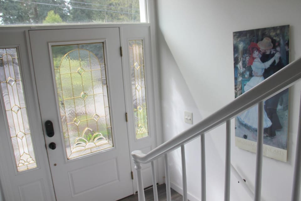Bright 3 bedroom home with full kitchen, fenced backyard, sports court and free parking House in Puget Sound