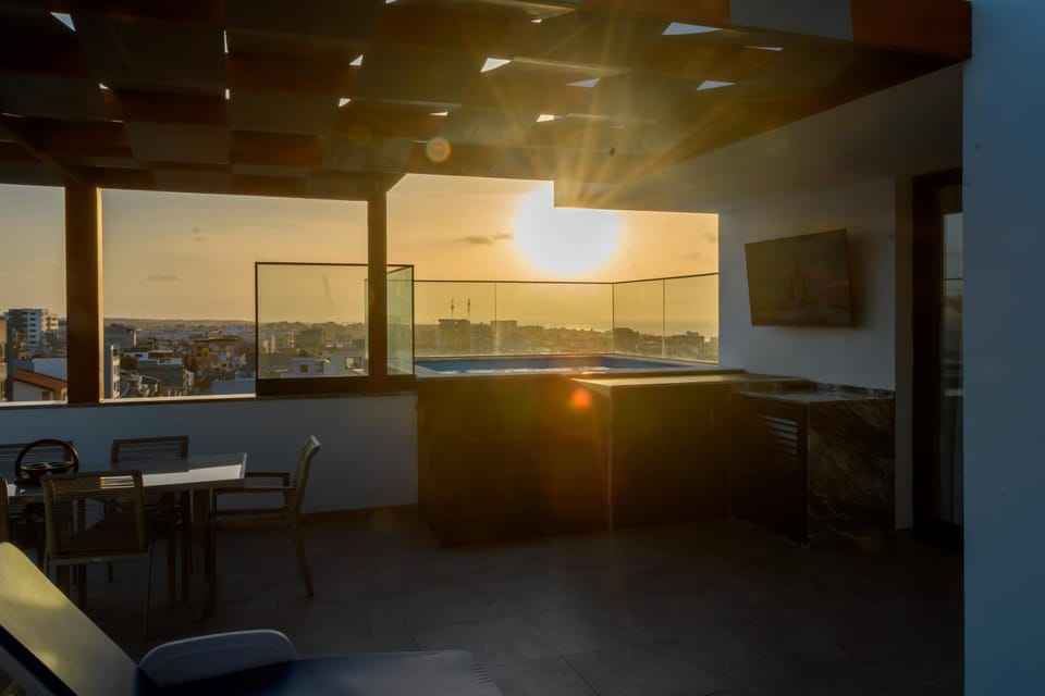 Communal lounge/ TV room, TV and multimedia, Evening entertainment, Swimming pool, Sunrise