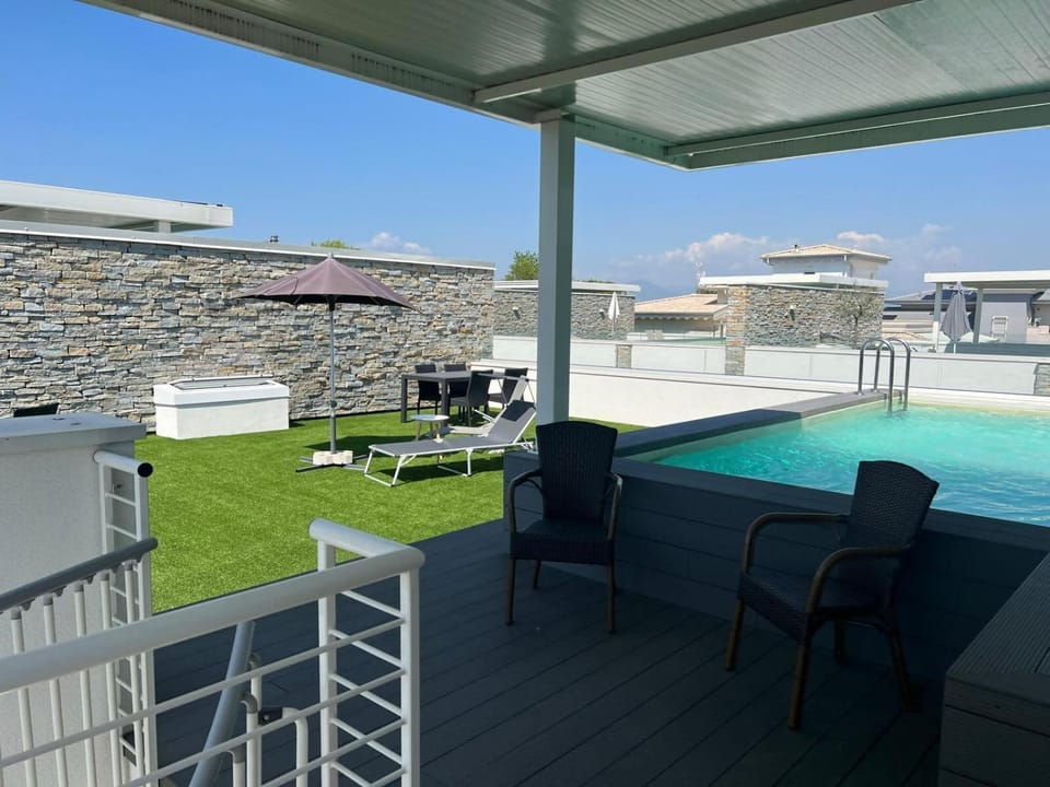 Patio, Day, Solarium, View (from property/room), Balcony/Terrace, Seating area, Dining area, Pool view, Swimming pool, sunbed