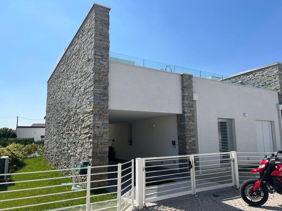 Property building, Facade/entrance, Day