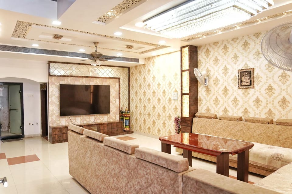 Communal lounge/ TV room, TV and multimedia, Living room, Seating area, Evening entertainment, air conditioner