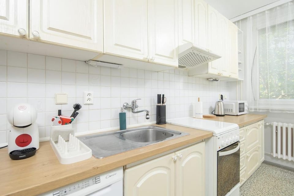 Spacious House with Garden 15 min walk from Castle House in Prague