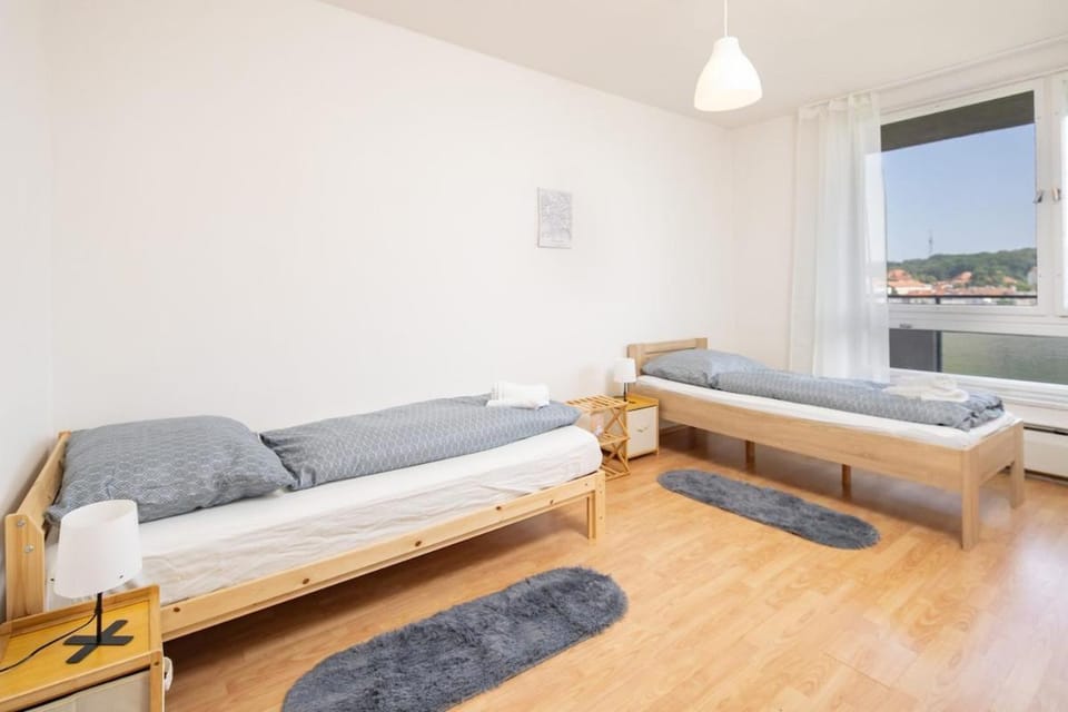 Spacious House with Garden 15 min walk from Castle House in Prague