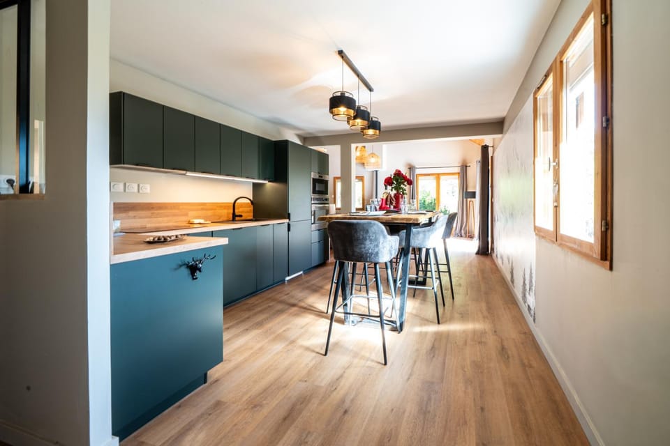 Kitchen or kitchenette, Dining area
