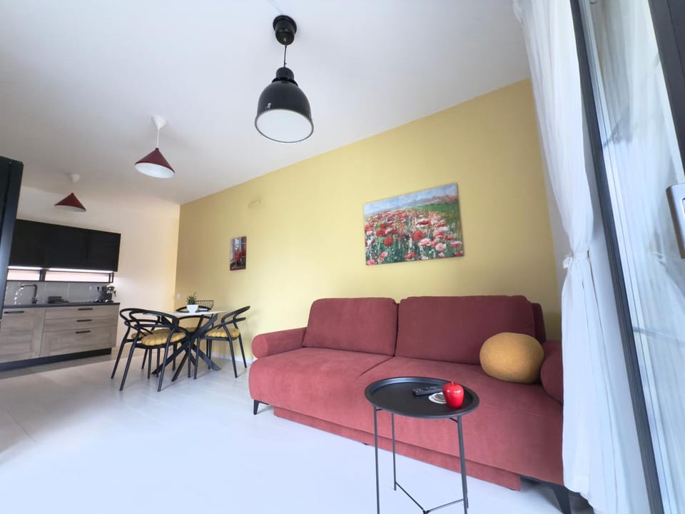 TV and multimedia, Kitchen or kitchenette, Living room, Seating area, Dining area