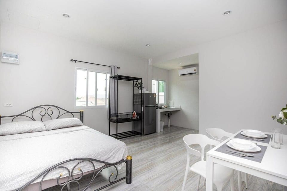 Bed, Photo of the whole room, Dining area, Bedroom, towels