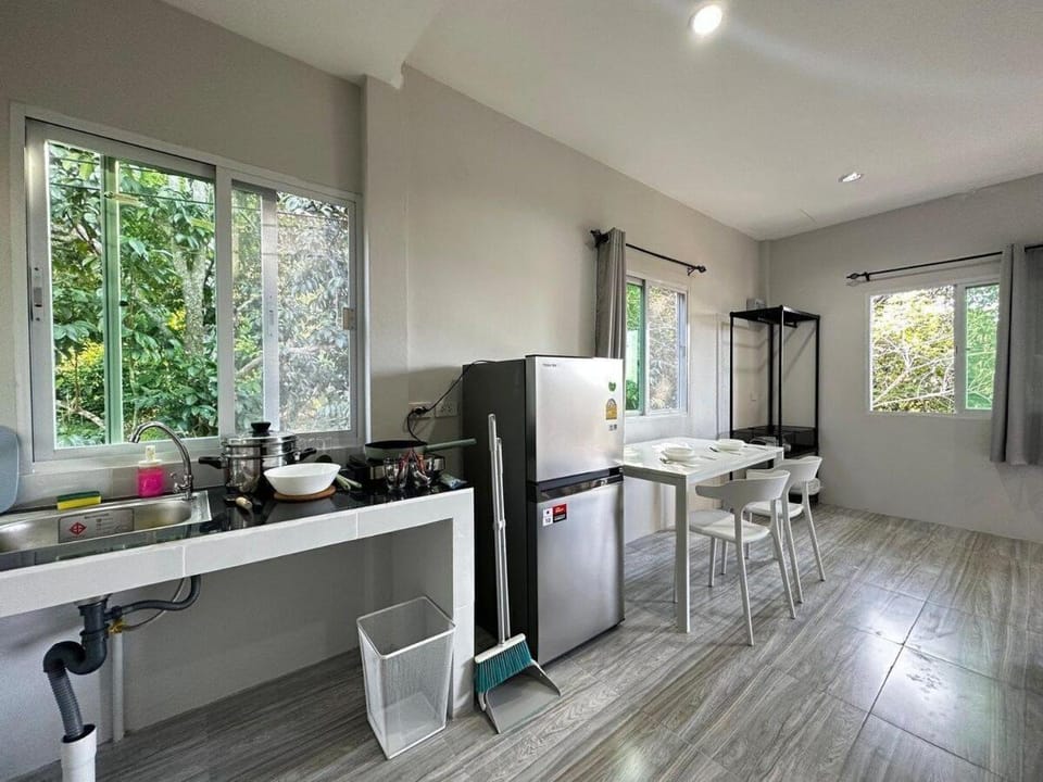 Coffee/tea facilities, Kitchen or kitchenette, Seating area, stove