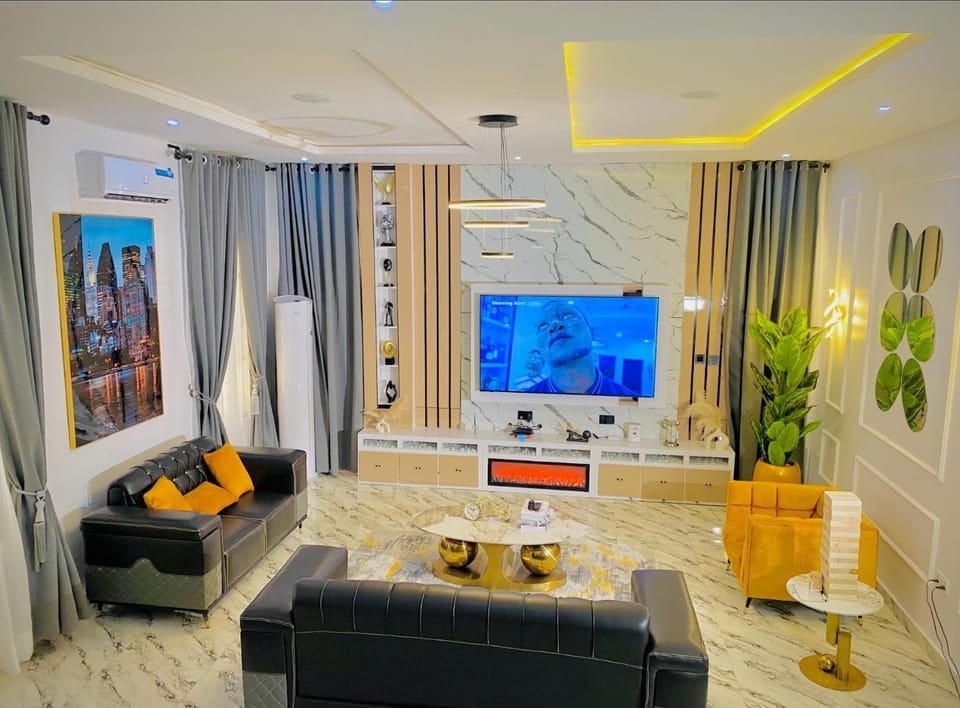 Communal lounge/ TV room, TV and multimedia, Living room, Seating area, Evening entertainment