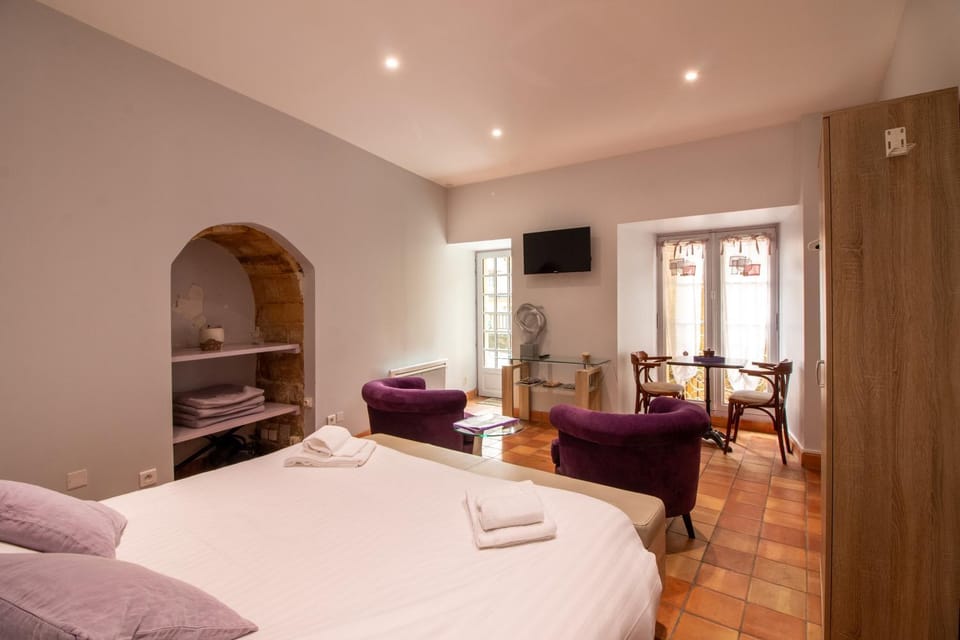Bed, Night, TV and multimedia, Bedroom, Breakfast, kitchen