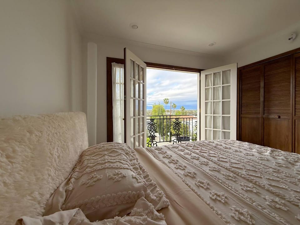 Bed, View (from property/room), Balcony/Terrace, Bedroom, Mountain view