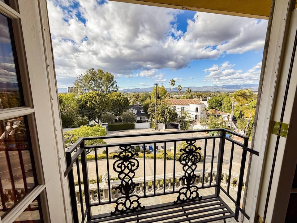 View (from property/room), Balcony/Terrace, Bedroom, Mountain view