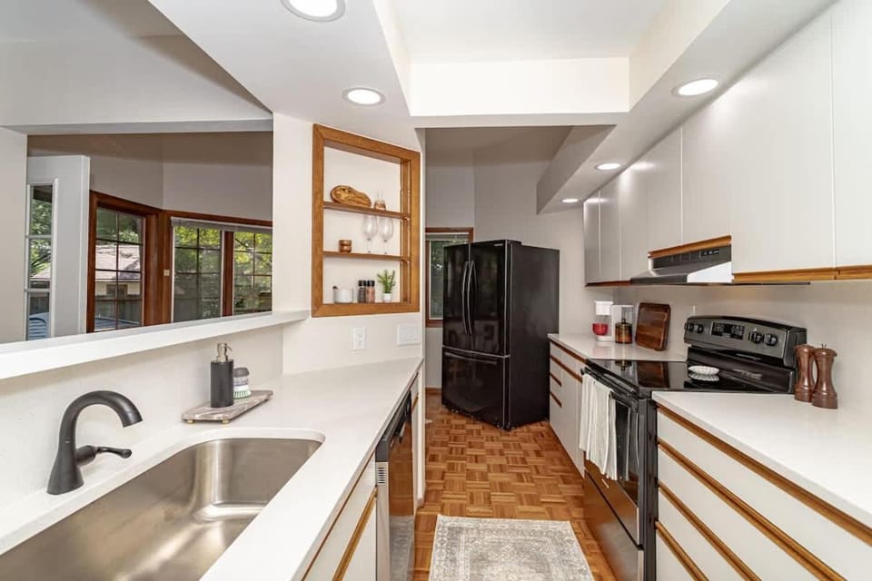 615 Ash Avenue - Modern Retreat w Hot Tub House in Ames