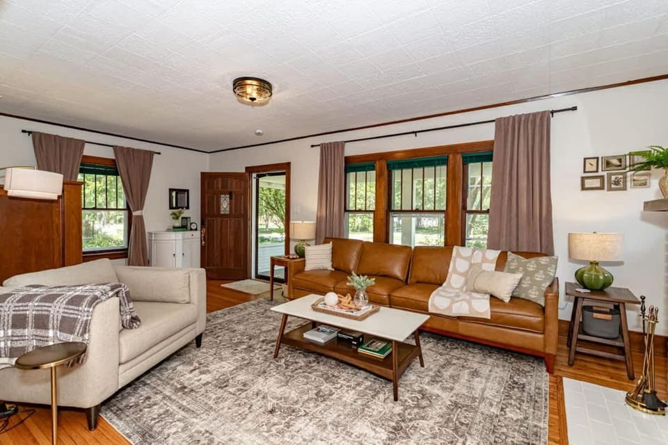 615 Ash Avenue - Modern Retreat w Hot Tub House in Ames