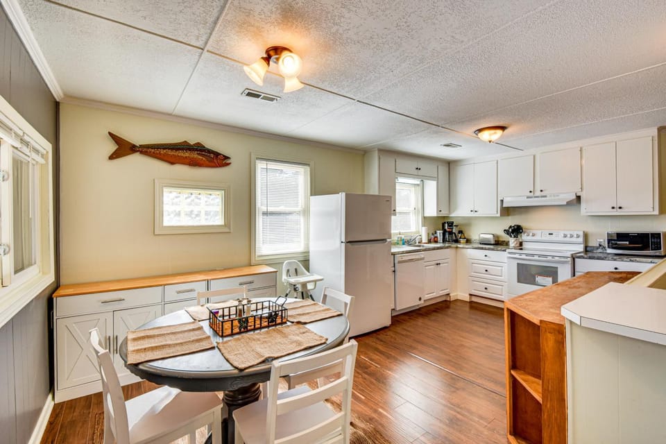 Dock + Views: Family Retreat on Lake Hartwell! House in Lake Hartwell