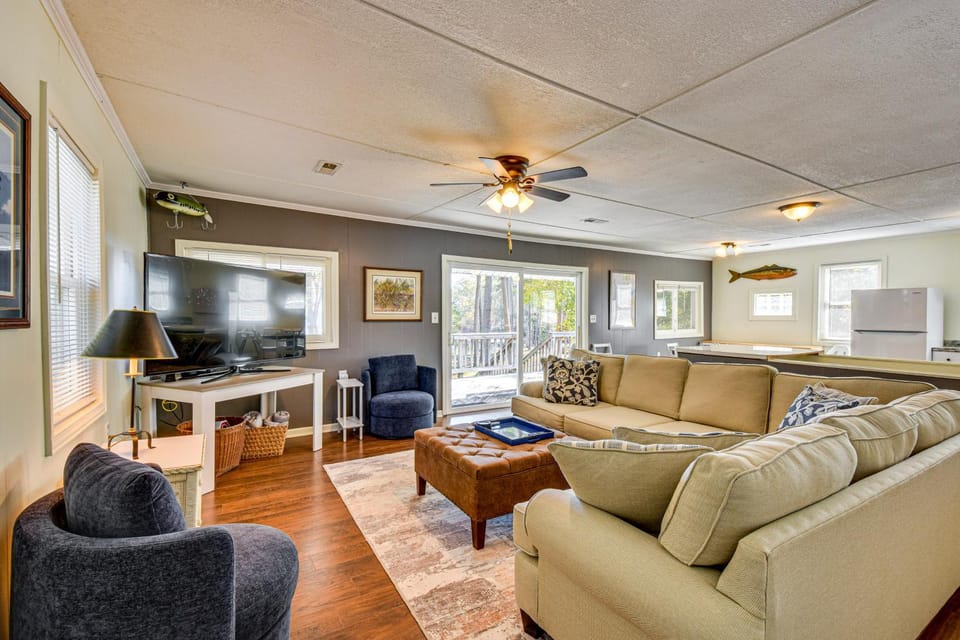 Dock + Views: Family Retreat on Lake Hartwell! House in Lake Hartwell