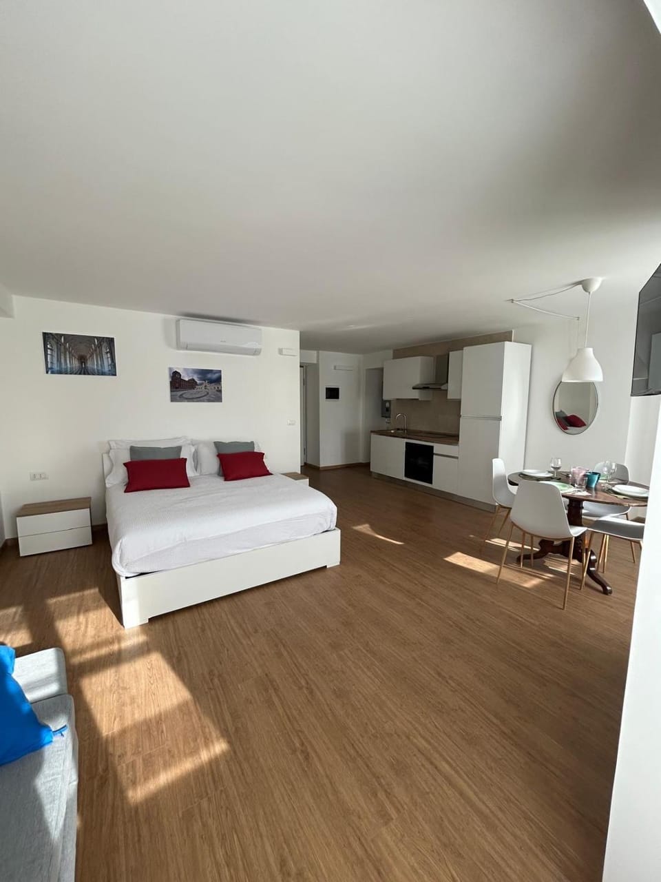 Photo of the whole room, Bedroom
