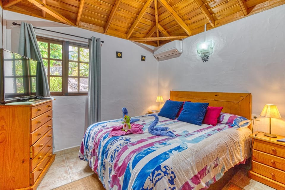 Bed, Bedroom, towels, wardrobe