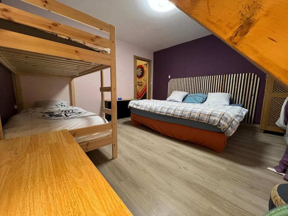Bedroom, bunk bed