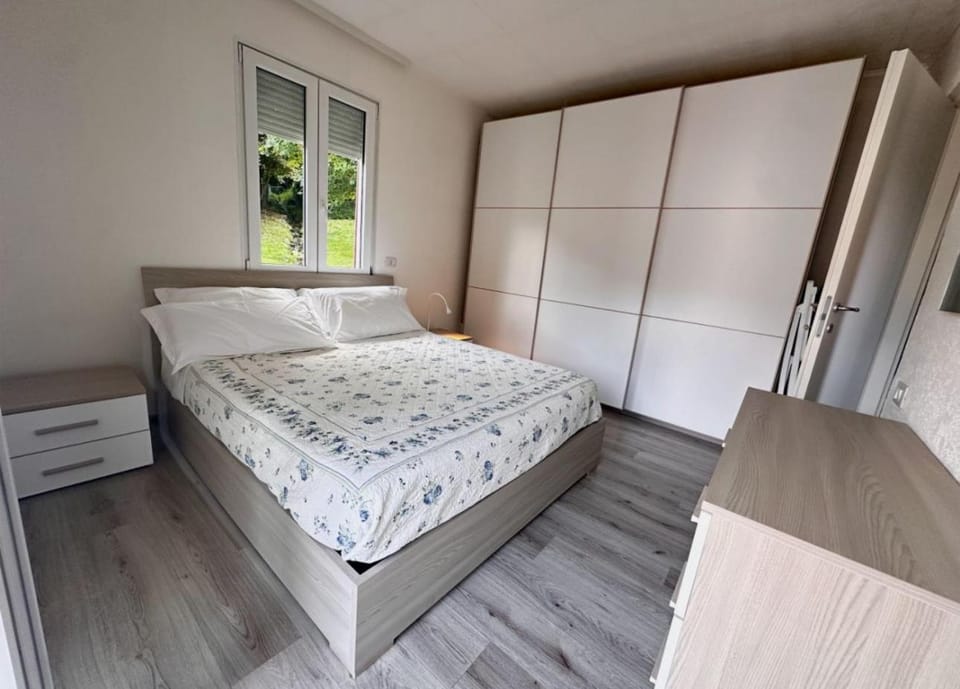 Photo of the whole room, wardrobe