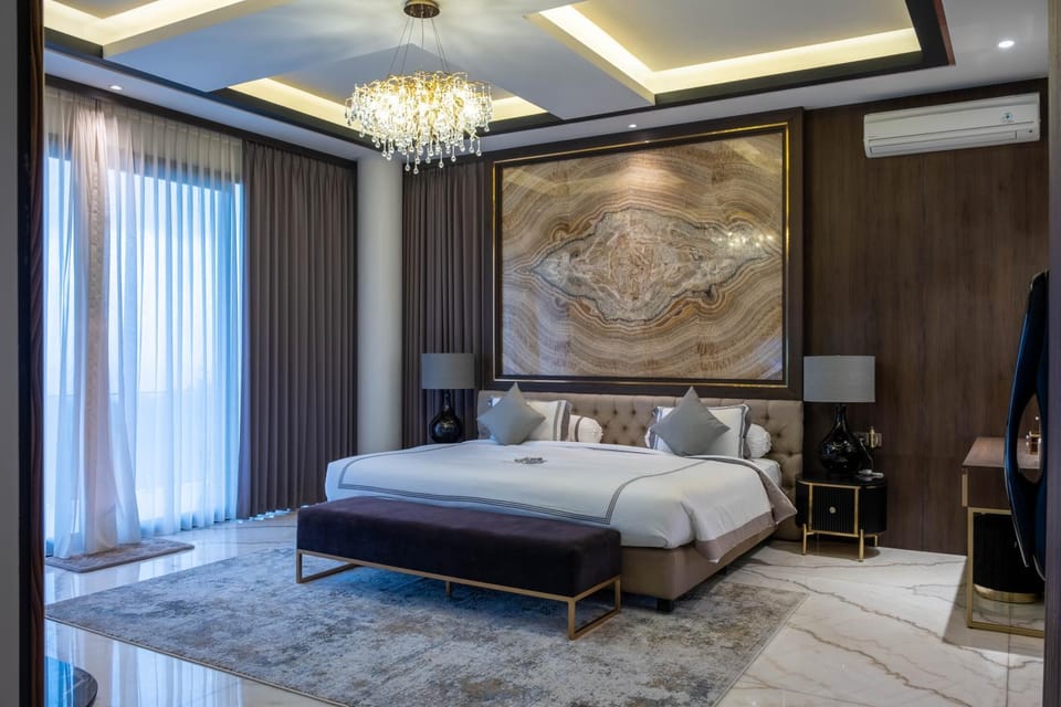 Bed, Photo of the whole room, Seating area, Bedroom, air conditioner