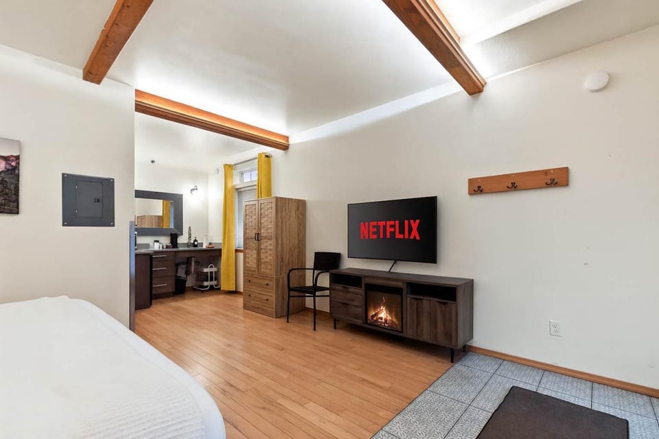 Snowcreek-Downtown-Cedar-ADA-HotTub- Kitchen House in Leavenworth