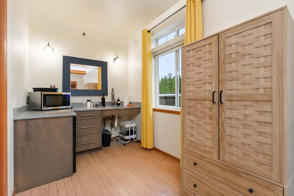 Snowcreek-Downtown-Cedar-ADA-HotTub- Kitchen House in Leavenworth