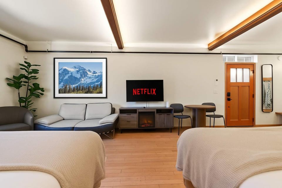 Snowcreek-Downtown-Dogwood-HotTub-Kitchenette House in Leavenworth