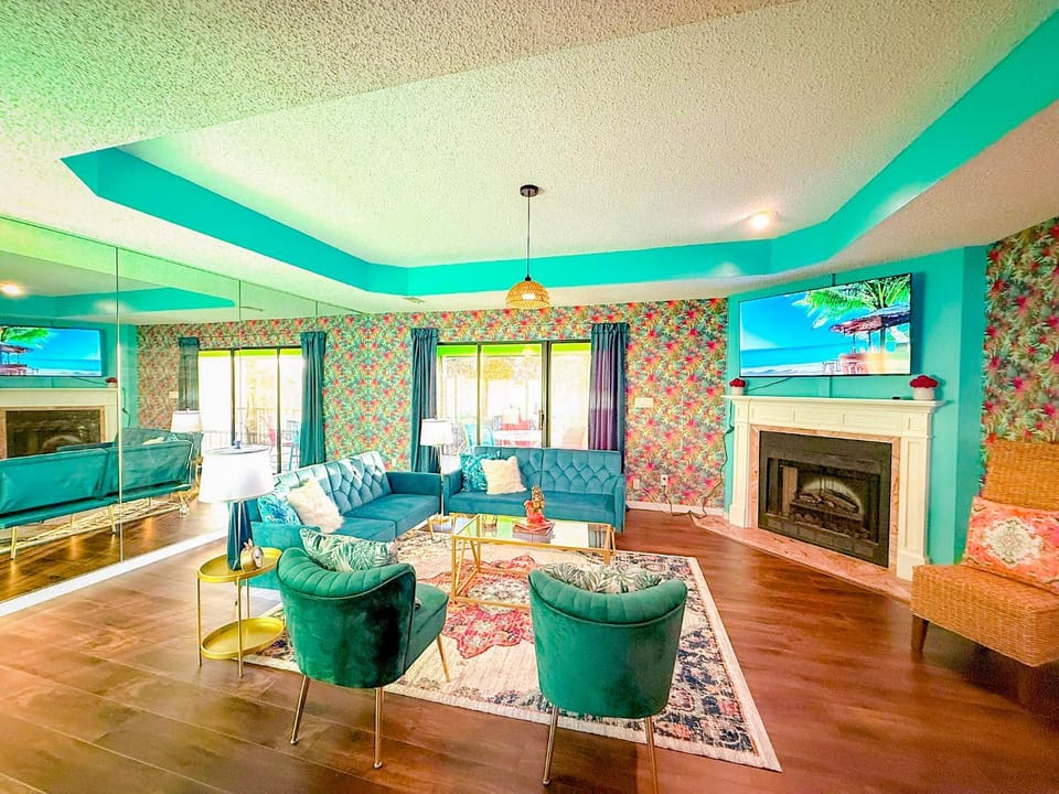 Tiki Time-2BD2BAPoolsGrillPatio-Four Seasons House in Lake of the Ozarks