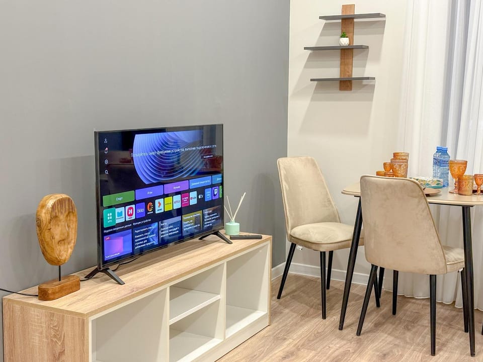 Communal lounge/ TV room, TV and multimedia, Dining area, Evening entertainment