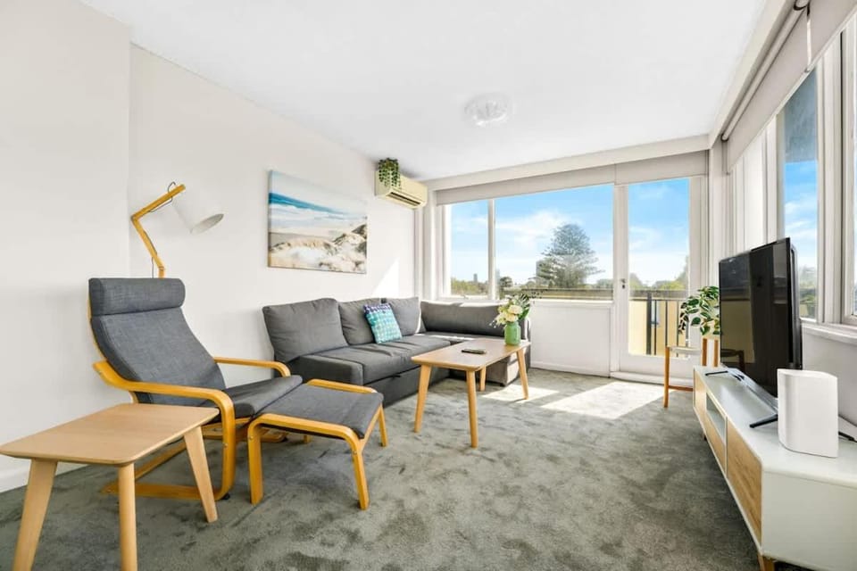 Brightly Renovated St Kilda Apt with Sea Views Apartment in Saint Kilda
