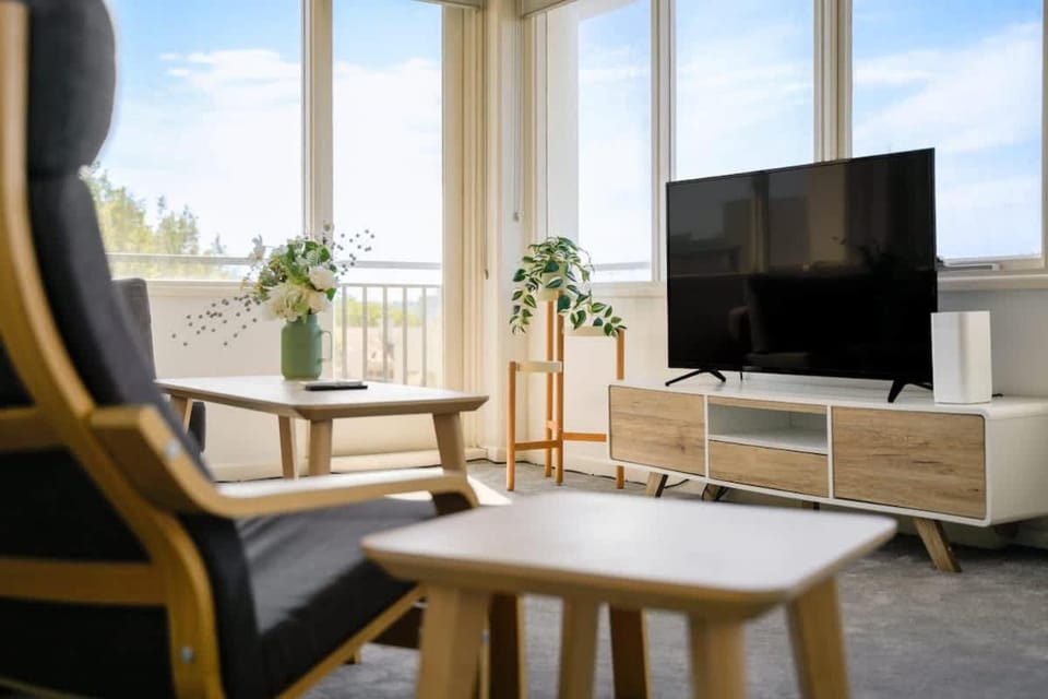 Brightly Renovated St Kilda Apt with Sea Views Apartment in Saint Kilda