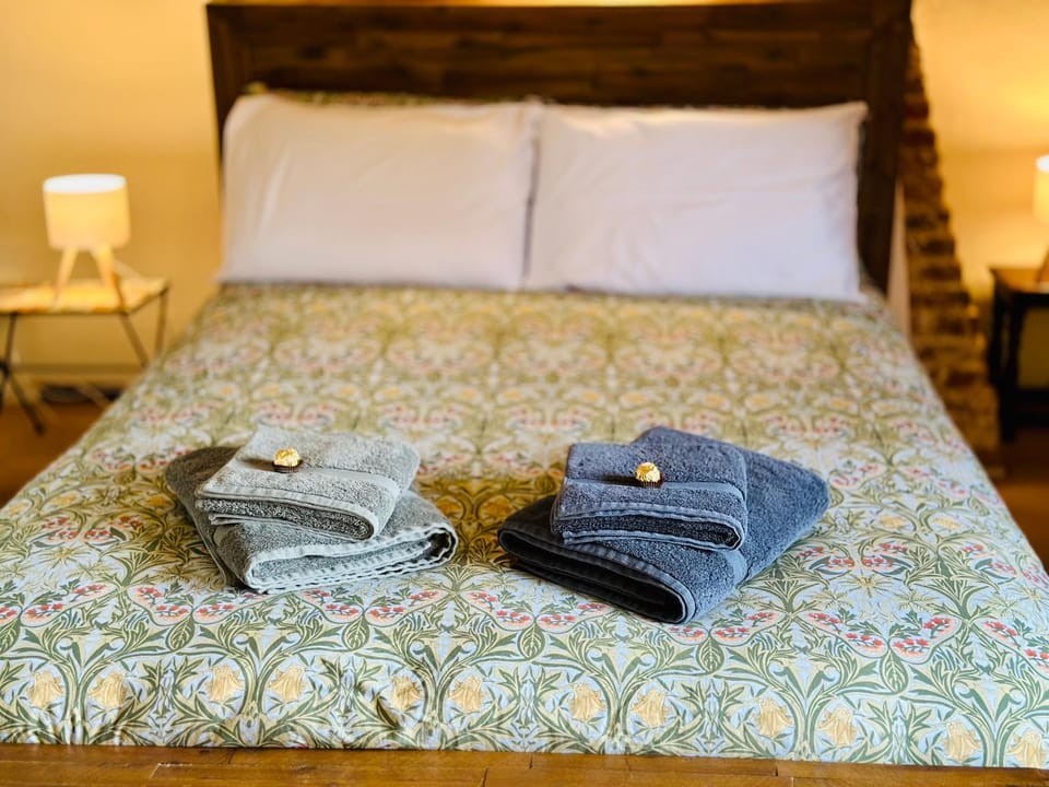 Bed, Bedroom, towels