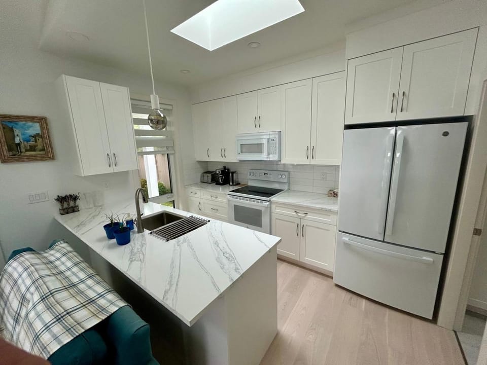 Kitchen or kitchenette, Dining area, dishwasher, stove, toaster