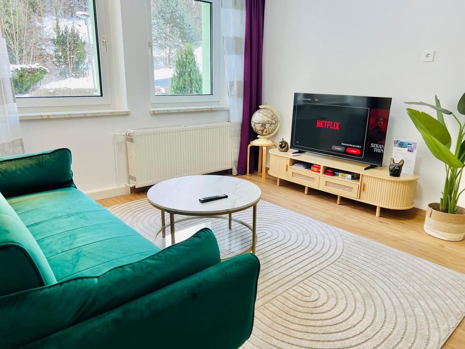 Communal lounge/ TV room, TV and multimedia, Living room, Seating area, Evening entertainment
